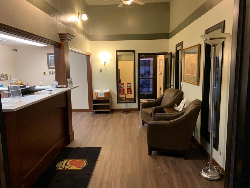 Super 8 By Wyndham Huron photo