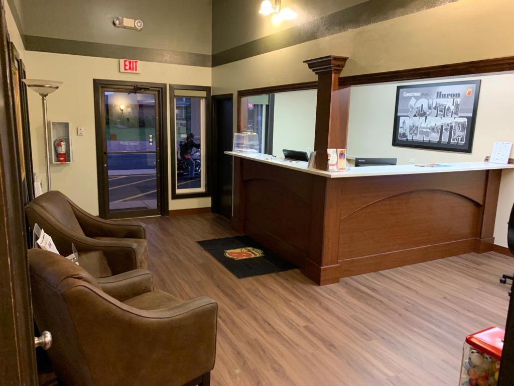 Super 8 By Wyndham Huron photo
