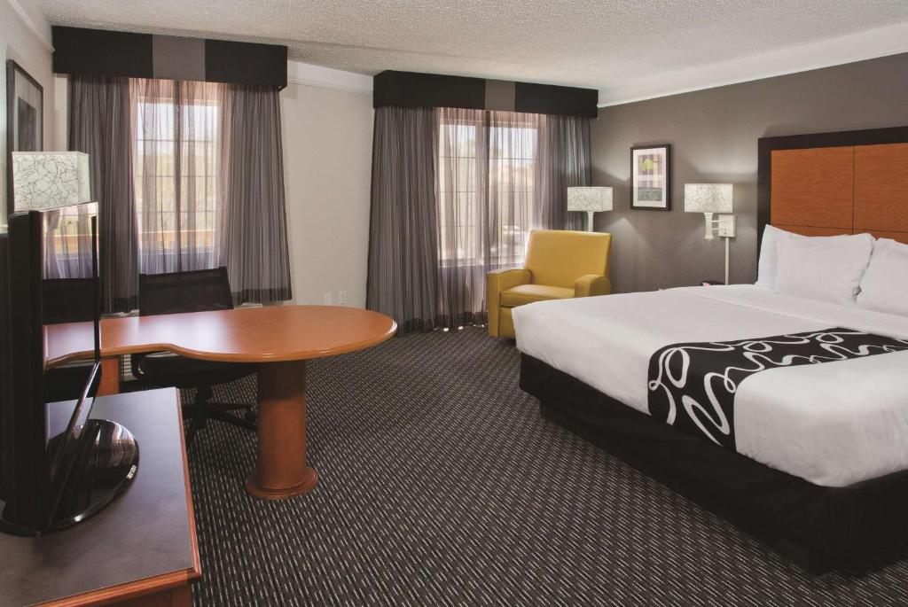 La Quinta Inn & Suites by Wyndham Tucson Airport photo