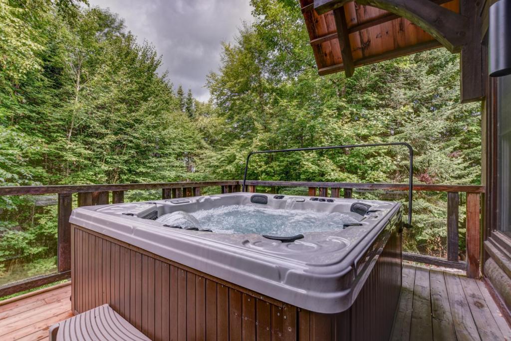 Chic log chalet with hot tub MontTremblant north side by Reserver.ca