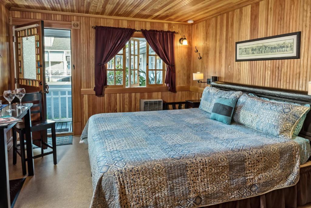 Whistling Winds Motel photo