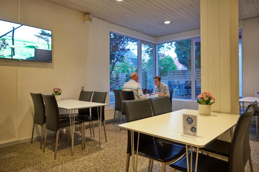 Shared lounge/TV area