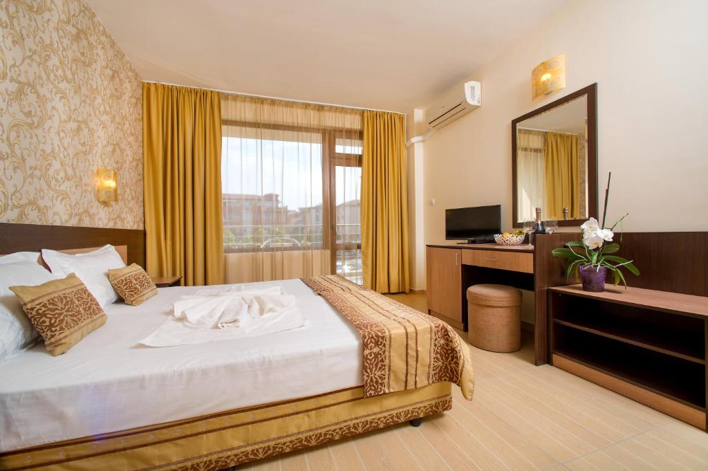 Hotel Iris photo