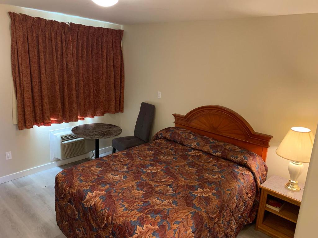 Red Deer Inn & Suites photo