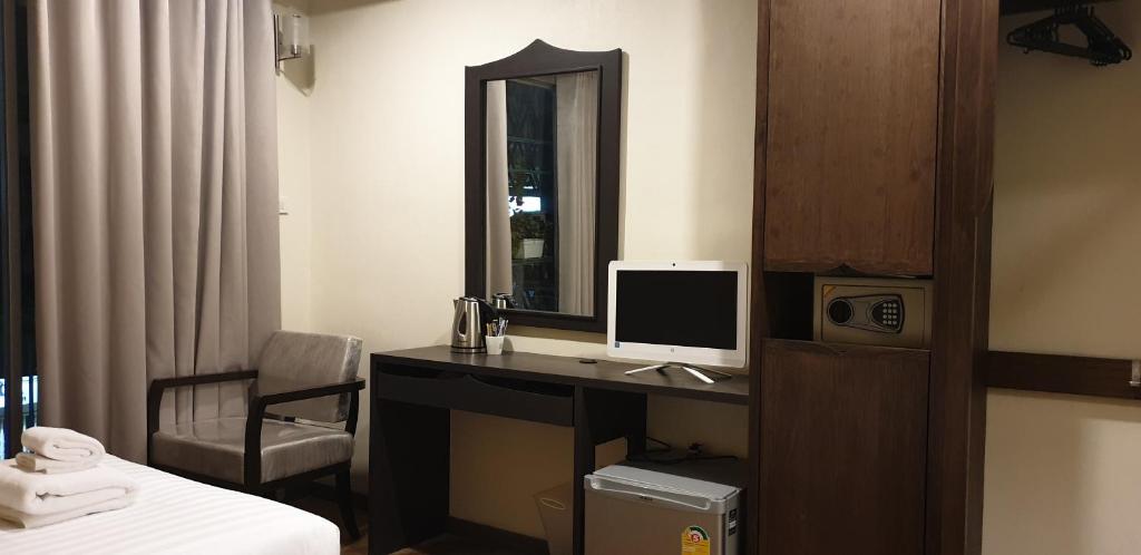 Vinary Hotel Sukhumvit - SHA EXTRA Plus photo