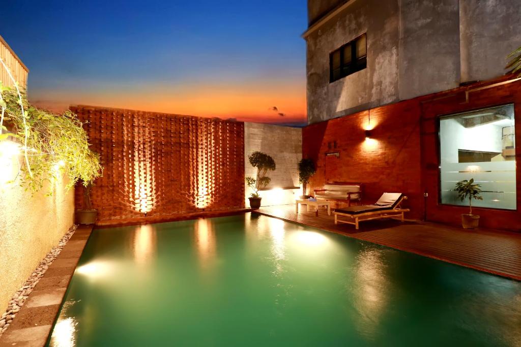 Swimming pool