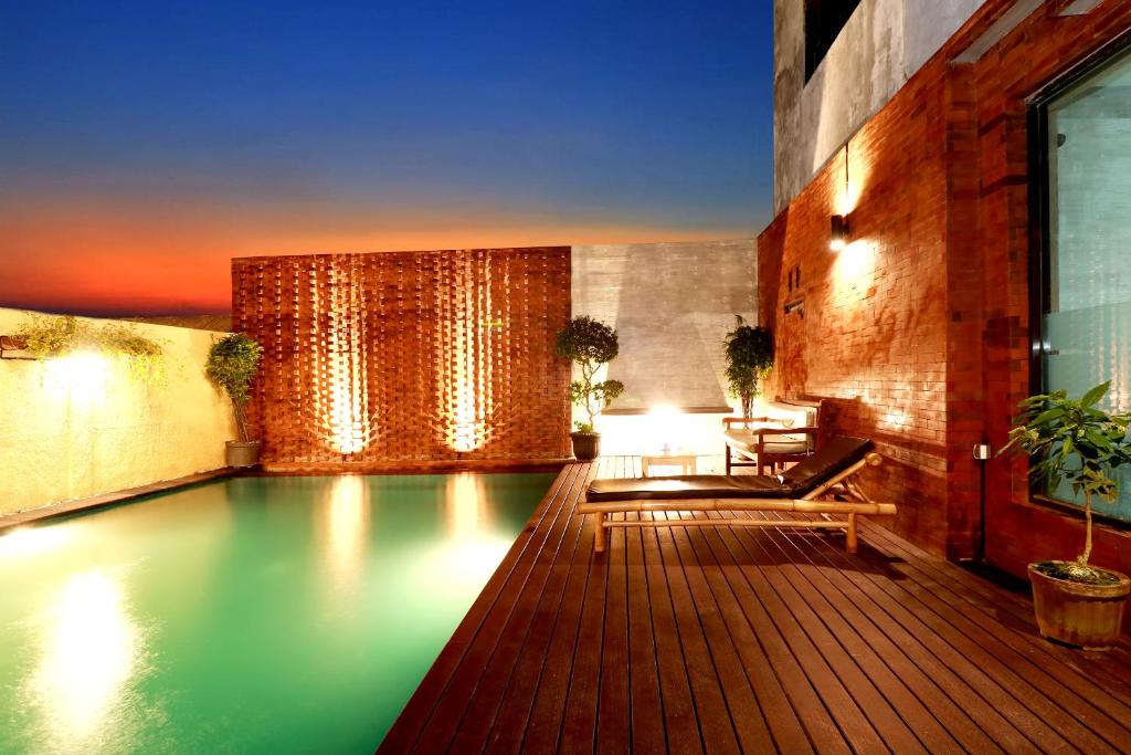 Swimming pool