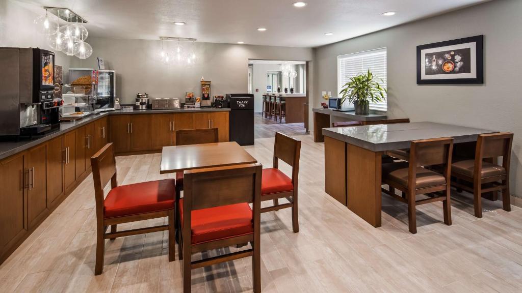 Best Western DeWitt Photo 14