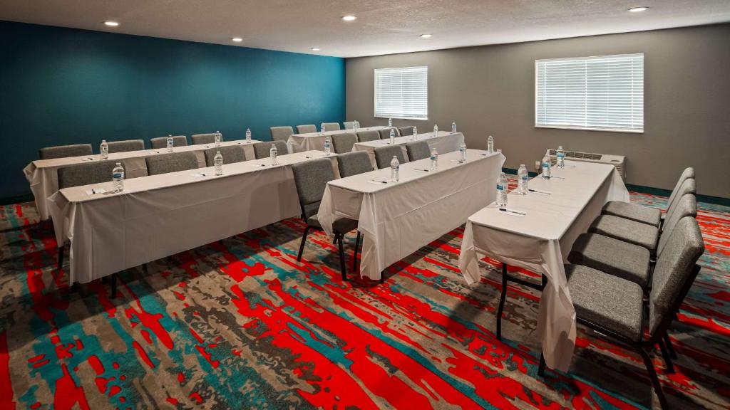 Best Western DeWitt Photo 16