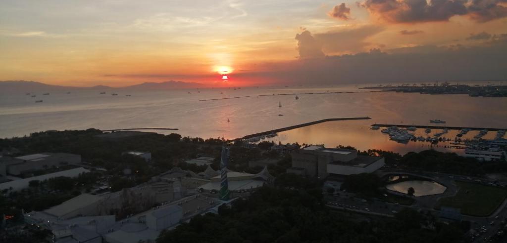 Penthouse Floor Overlooking Manila Bay photo