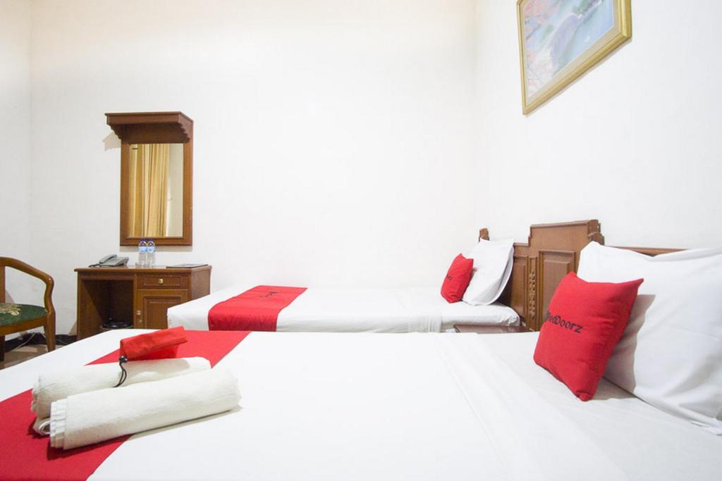 RedDoorz near Pantai Falajawa photo