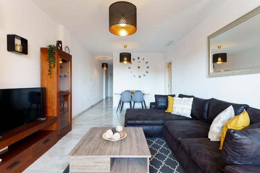 Spacious Beachfront Flat with Sea Views and Private Indoor Parking - 4