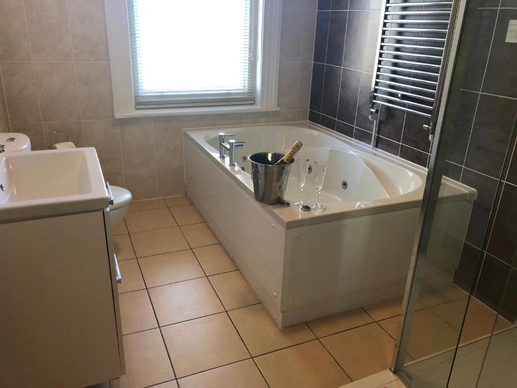 Bathroom, Washington House Hotel in Bournemouth