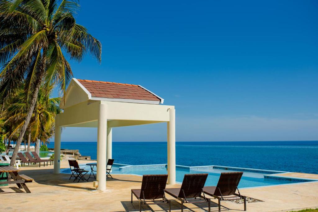 Ocho Rios Penthouse at Whispering Seas photo