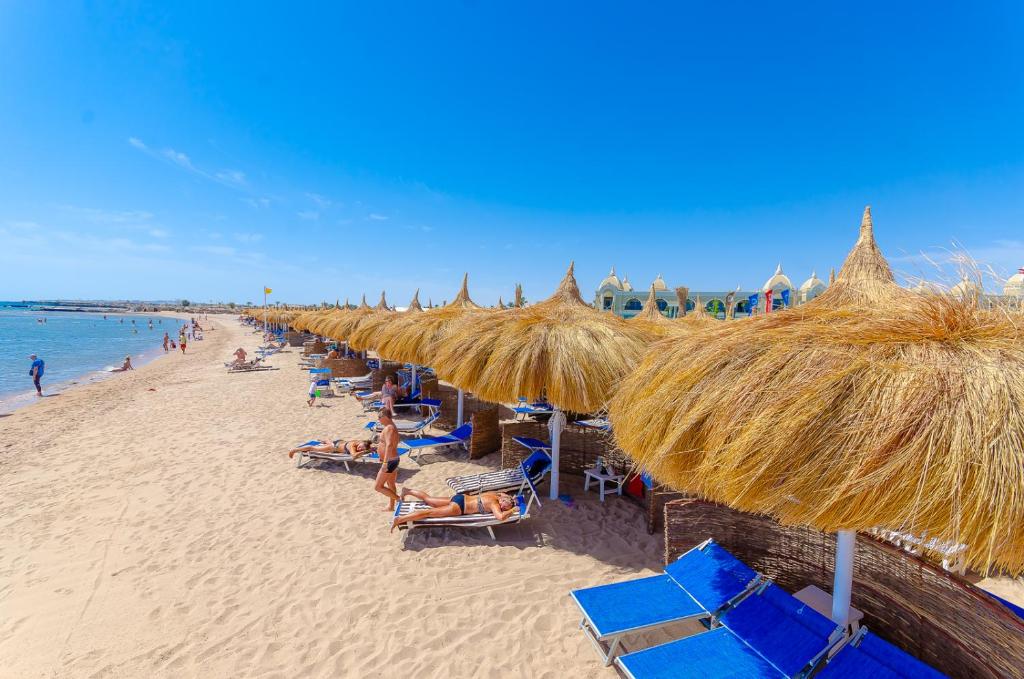 Titanic Royal-Families and Couples only — Beach in Hurghada, Red Sea