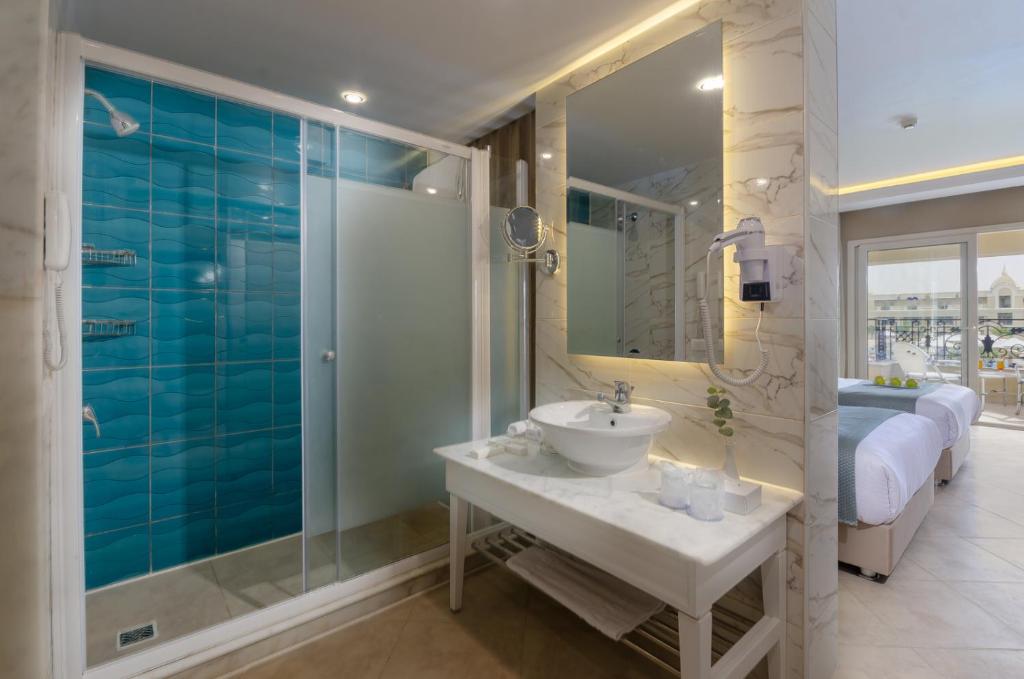 Titanic Royal-Families and Couples only — Hotel rooms in Hurghada, Red Sea