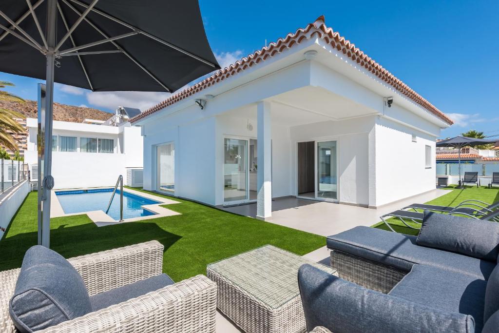 Luxurious 5* VILLA - 300M2 - private HEATED pool - garage - WiFi - 2