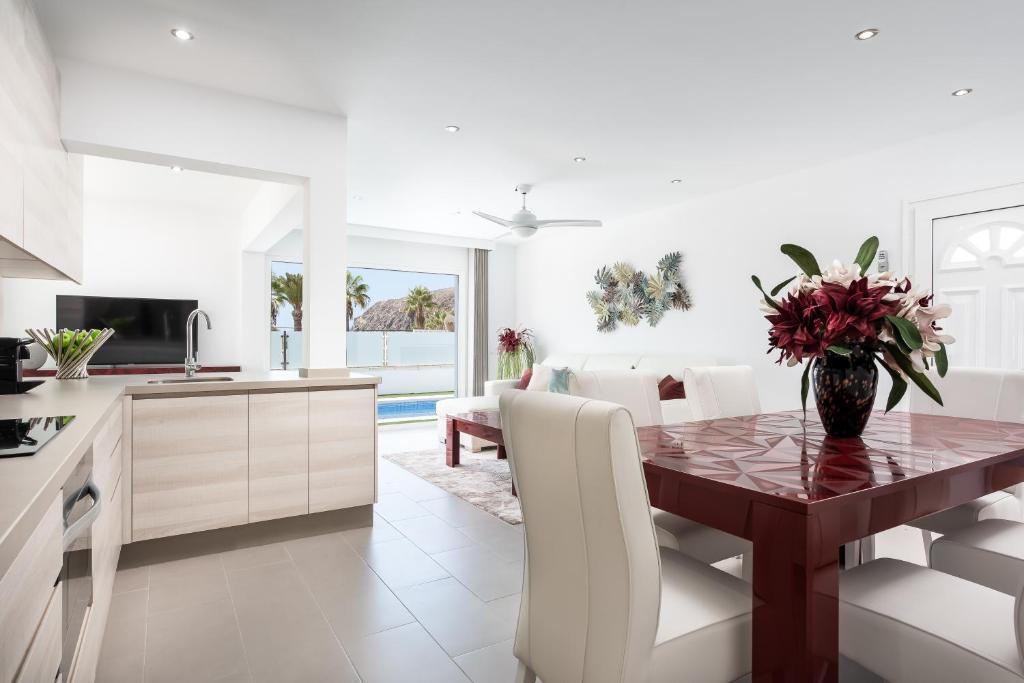 Luxurious 5* VILLA - 300M2 - private HEATED pool - garage - WiFi - 5
