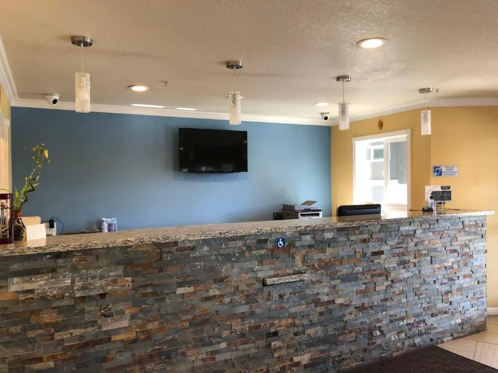 Lake Point Lodge，位于Clearlake Oaks的酒店