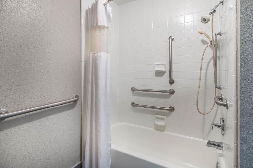 Days Inn By Wyndham Wilson Photo 10