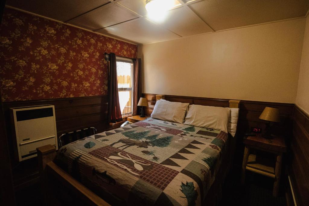 Embers Lodge & Cabins photo