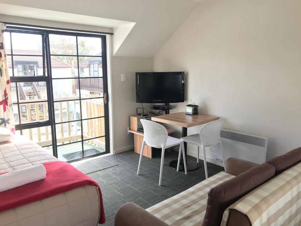 Shared lounge/TV area