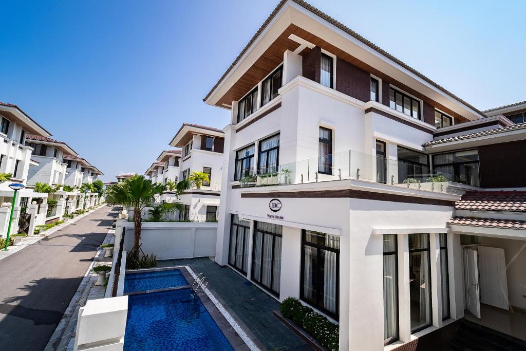 Luxury IDCWHiteHouse FLC Halong Golf &#038;Resort