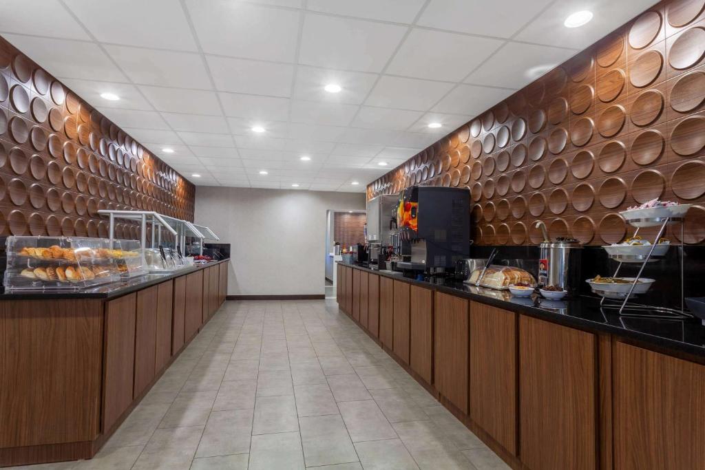 Nobile Hotel Parkway Exterior or Breakfast Area