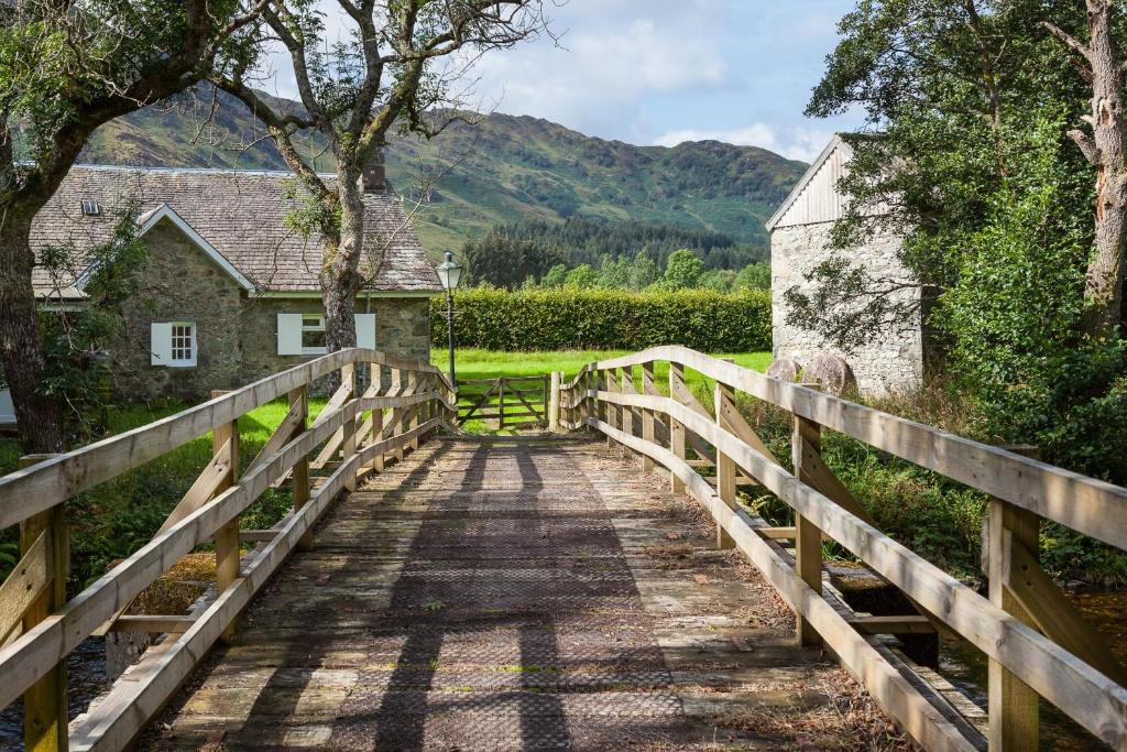 Enchanting,rustic, Dundurn Mill with stunning views and private river, Comrie