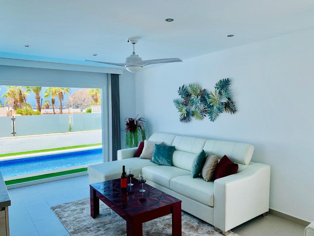Luxurious 5* VILLA - 300M2 - private HEATED pool - garage - WiFi - 4