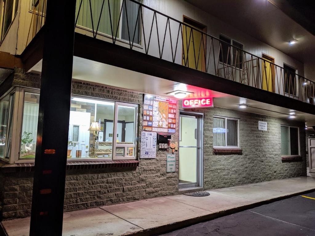 Economy Inn Elko photo