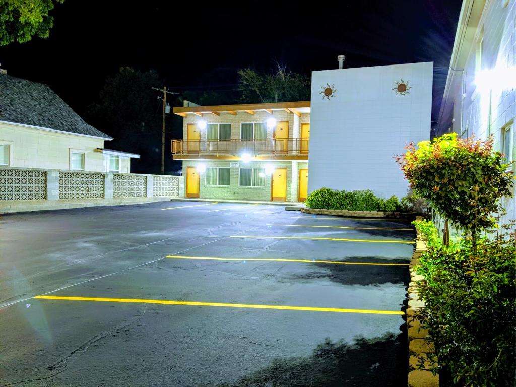 Economy Inn Elko photo