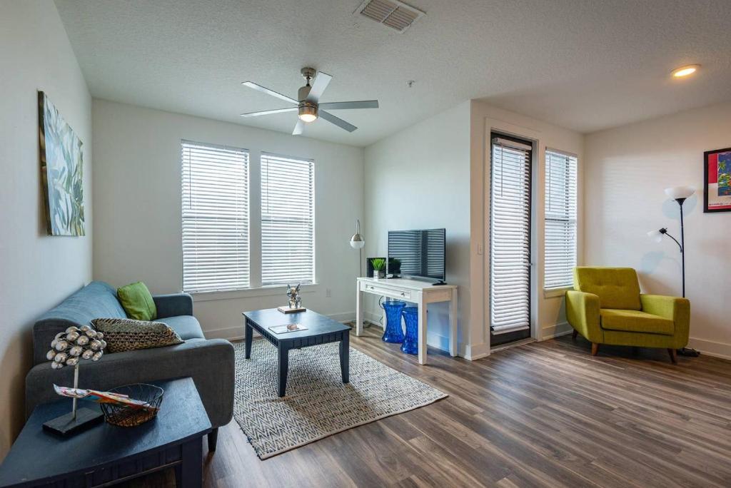 Frontdesk NoHo Flats at North Hyde Park Apts Tampa — Hotel in Tampa (FL)