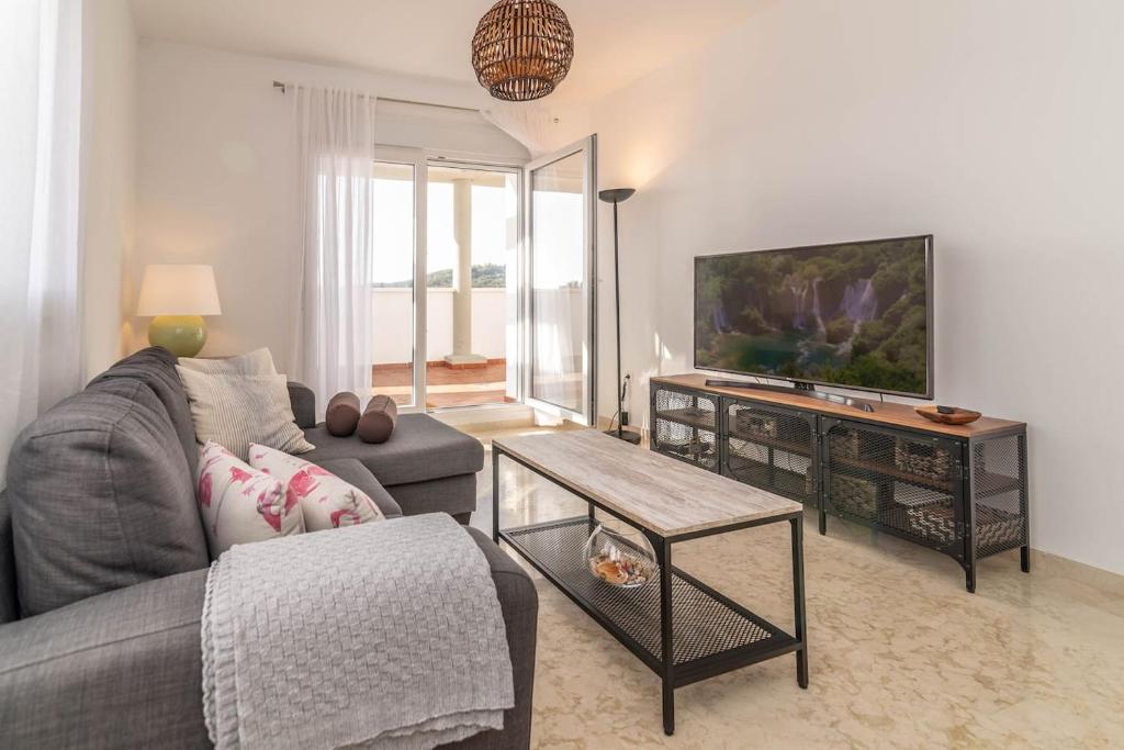 Recently Decorated 2BDR Penthouse in Fuengirola - 3