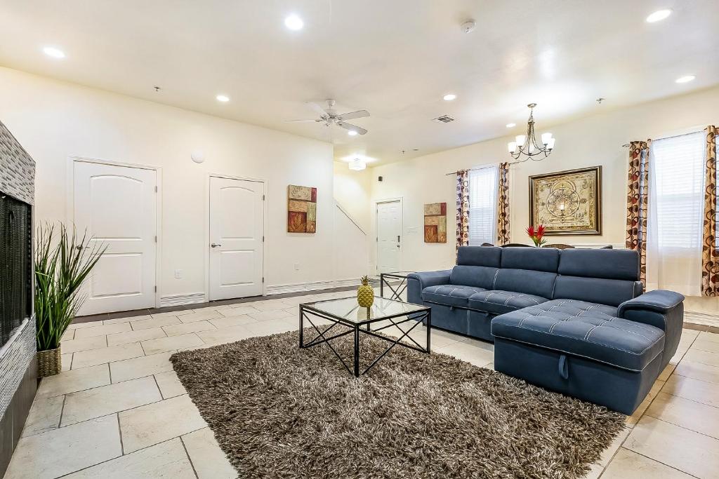 Inviting 3BR Condo steps from St Charles Ave, New Orleans