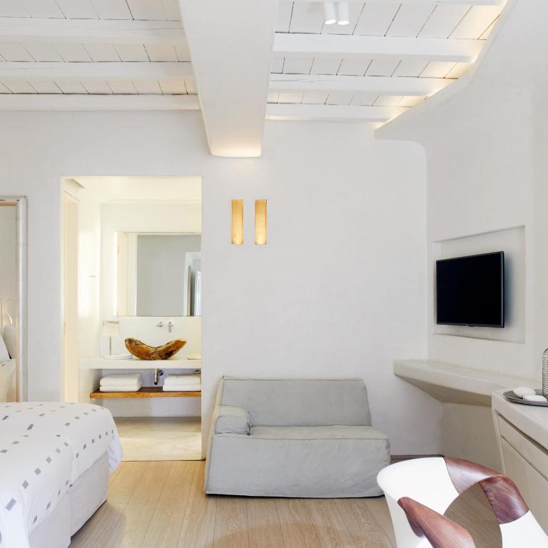 Shared lounge/TV area