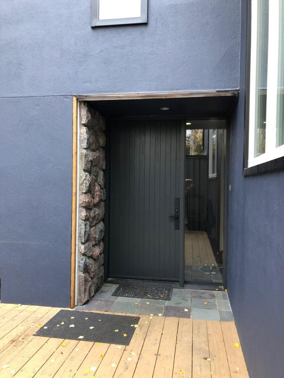Entrance, 好丘。Hacho House in Yellowknife (NT)