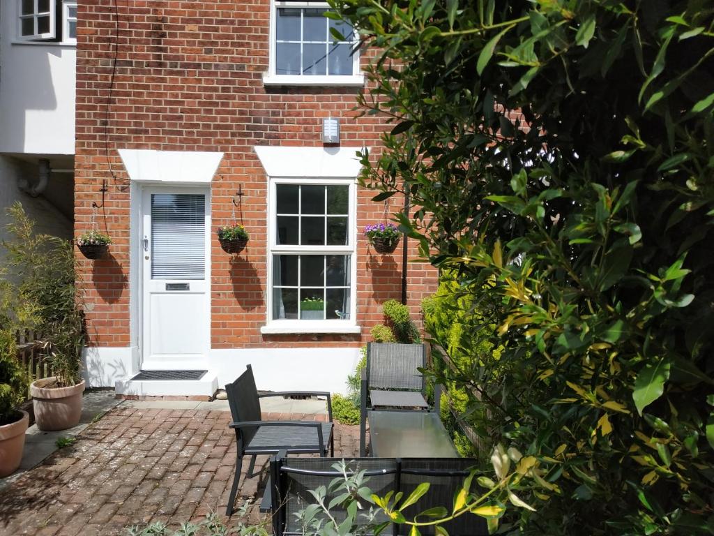 Secret Cottage, Wivenhoe - Charming, Cosy, Convenient & Quiet, 2 x Double Bed Period Cottage PLUS Patio - 6 min walk train, 2 min walk High Street Pubs, Restaurants, Shops, Wivenhoe
