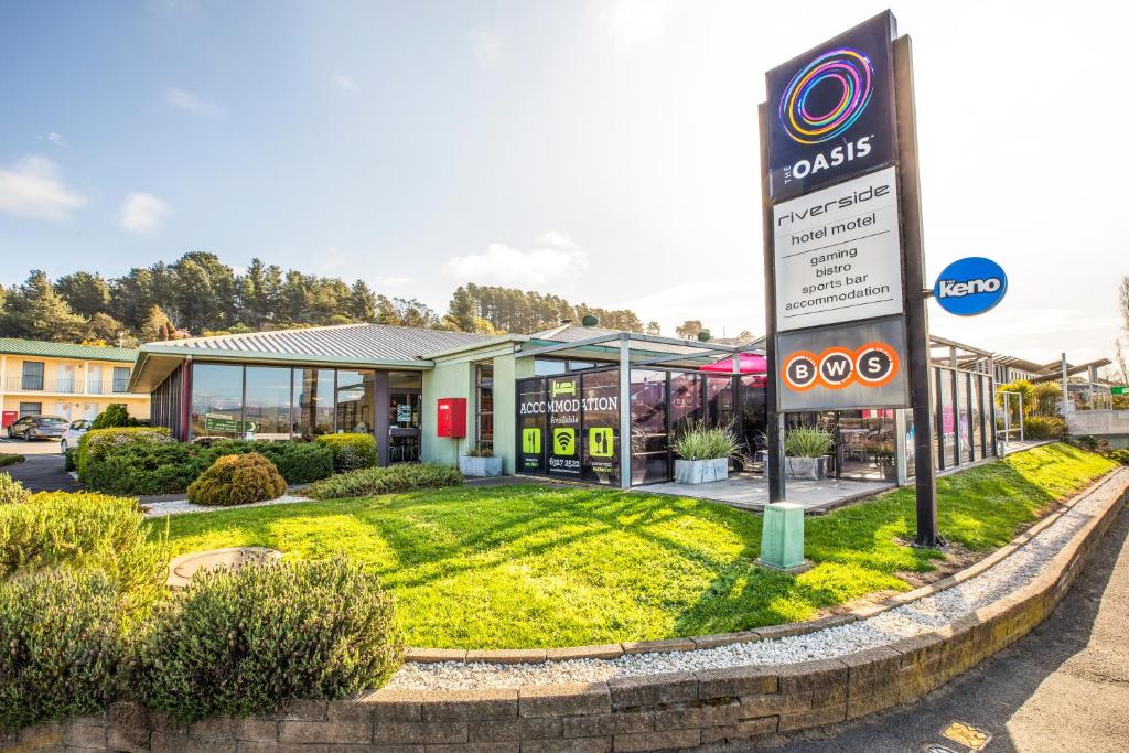 Nightcap at Riverside Hotel 外観