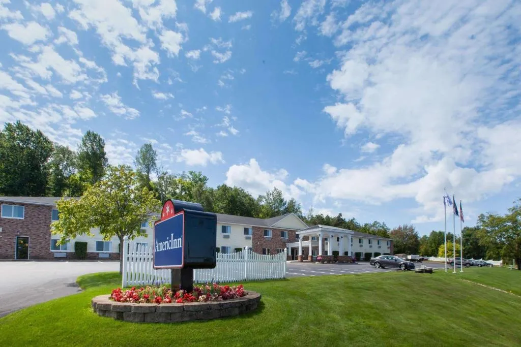 AmericInn by Wyndham Petoskey，位于佩托斯基的酒店