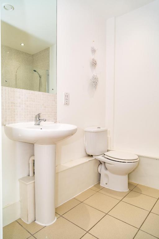 Serviced Apartment In Liverpool City Centre - Free Parking - Balcony - by Happy Days photo