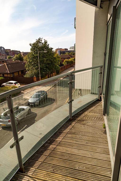 Serviced Apartment In Liverpool City Centre - Free Parking - Balcony - by Happy Days photo