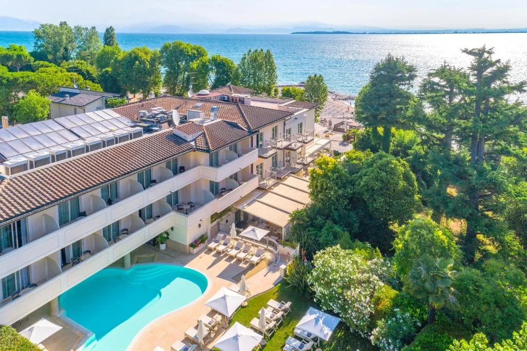 Villa Rosa Hotel Desenzano, מלון בדסנזאנו דל גארדה