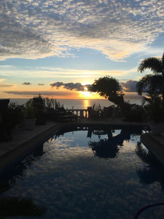 Casa Doro Romantic setting with golden sunset view — Hotel in Seychelles Islands