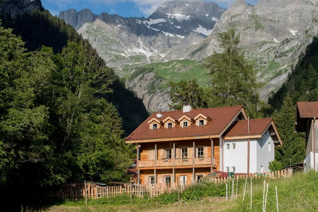 Riversong Centre Thermal, hotel in Les Plans-sur-Bex
