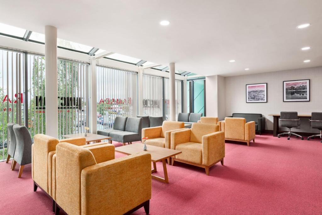 Ramada by Wyndham Cobham photo 5