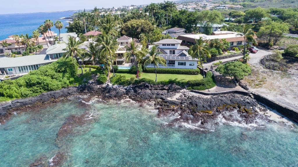 Ali'i Point Spacious and Private Oceanfont Villa with A/C, Kailua-Kona