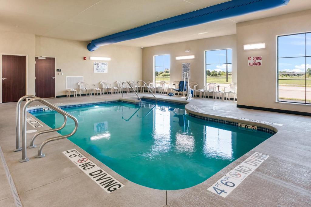 Cobblestone Hotel & Suites Appleton International Airport photo