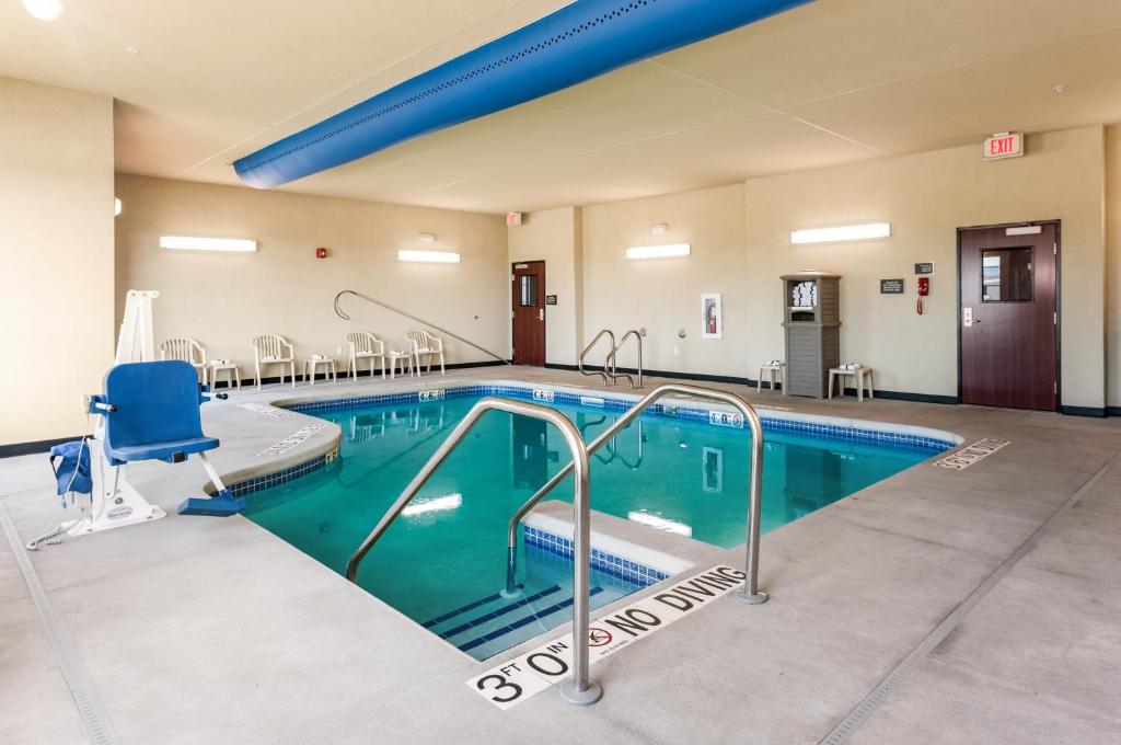 Cobblestone Hotel & Suites Appleton International Airport photo