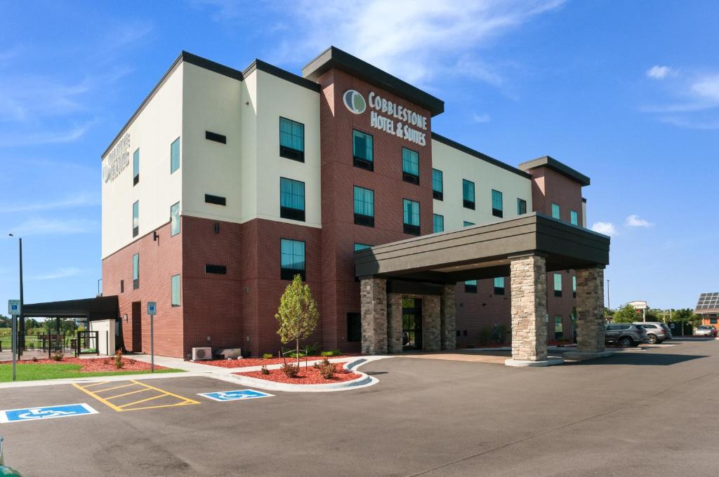 Cobblestone Hotel &amp; Suites Appleton International Airport — Hotel in Neenah (WI)